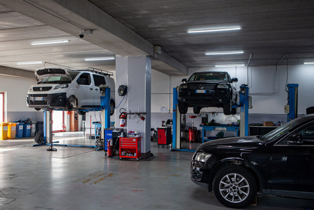 Interno dell'officina DV Garage a Montenero di Bisaccia